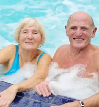 Pareja de adultos mayores en aguas termales