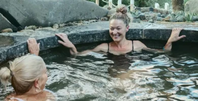 Mujeres mayores en piscina termal